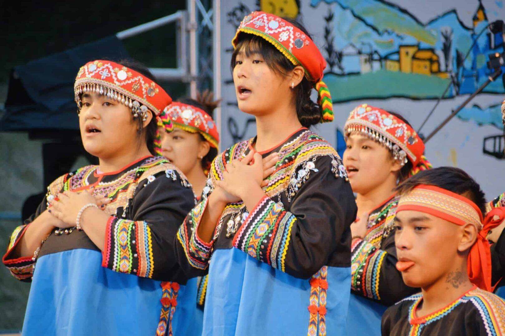 一群人在基金會音樂祭上唱歌。