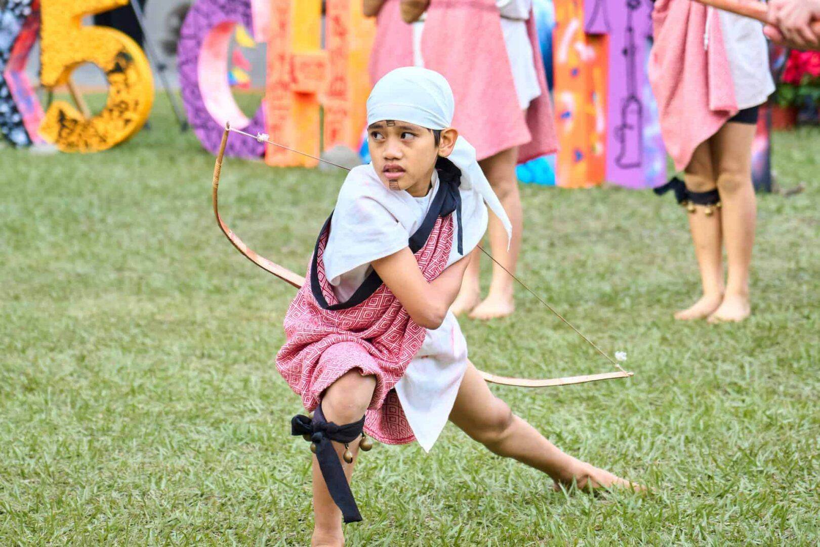 霧鹿音樂祭現場，一位身著傳統服飾的女孩手持弓箭。