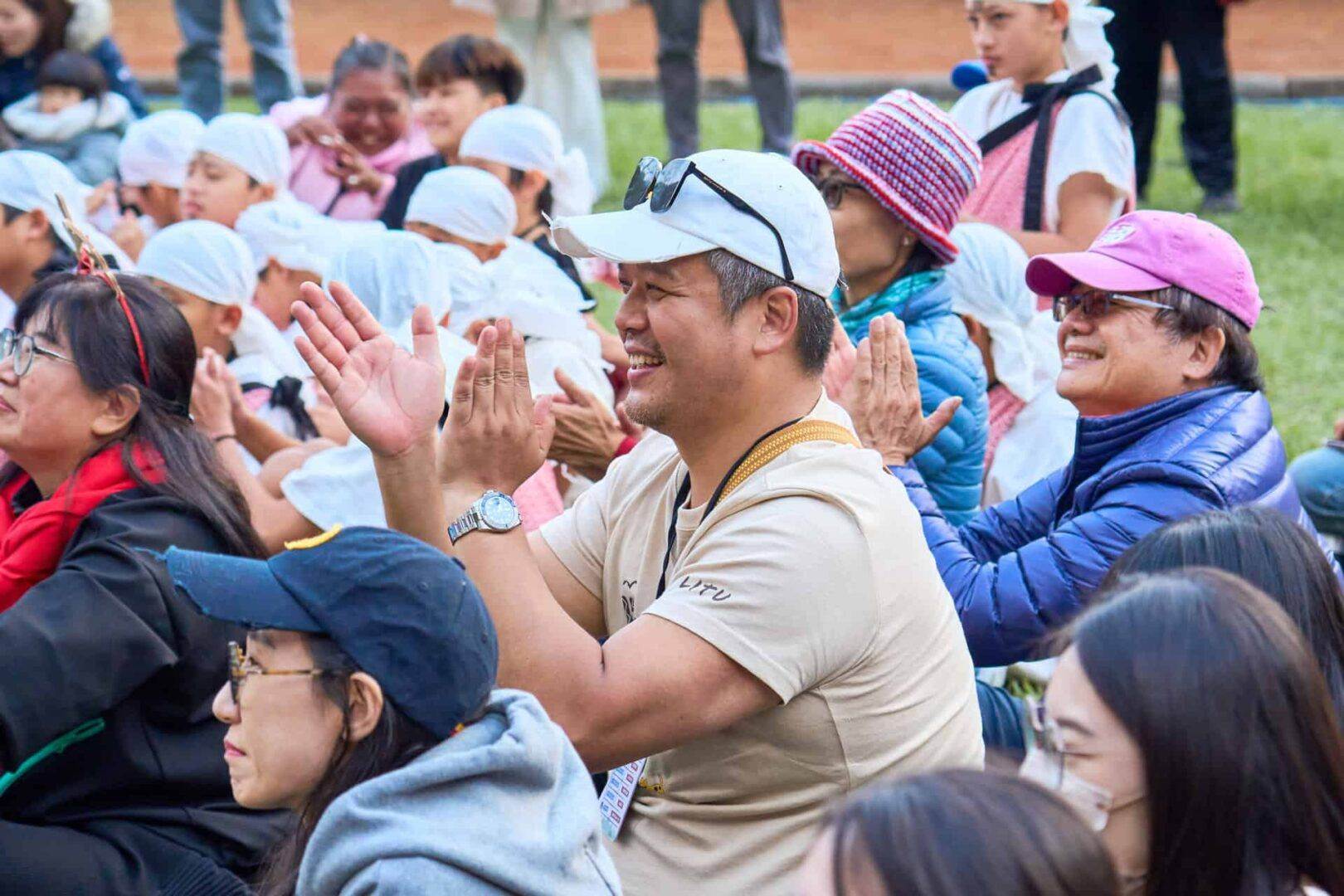 一群人在音樂祭上鼓掌。