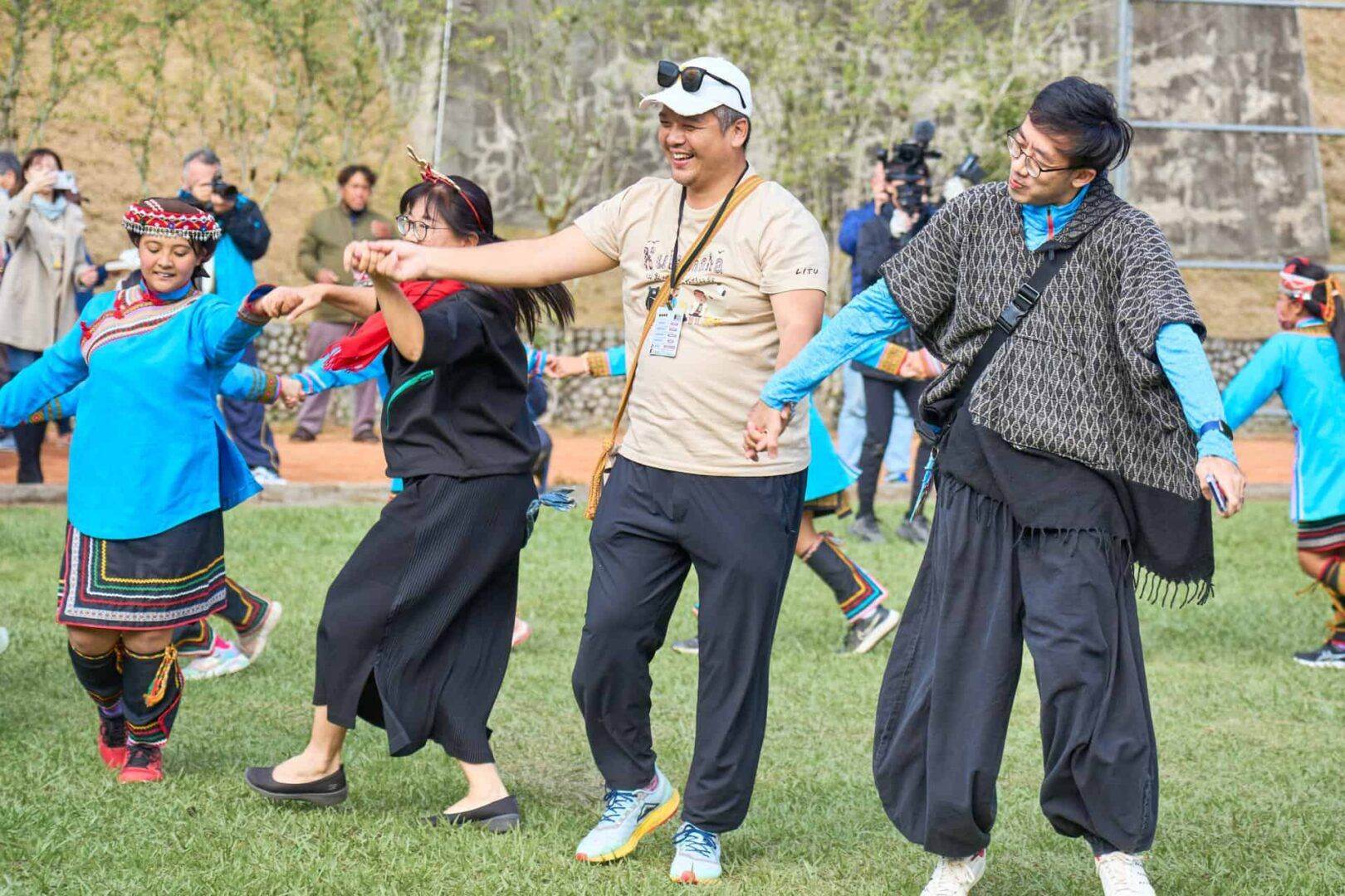 一群人在音樂祭上玩飛盤遊戲。